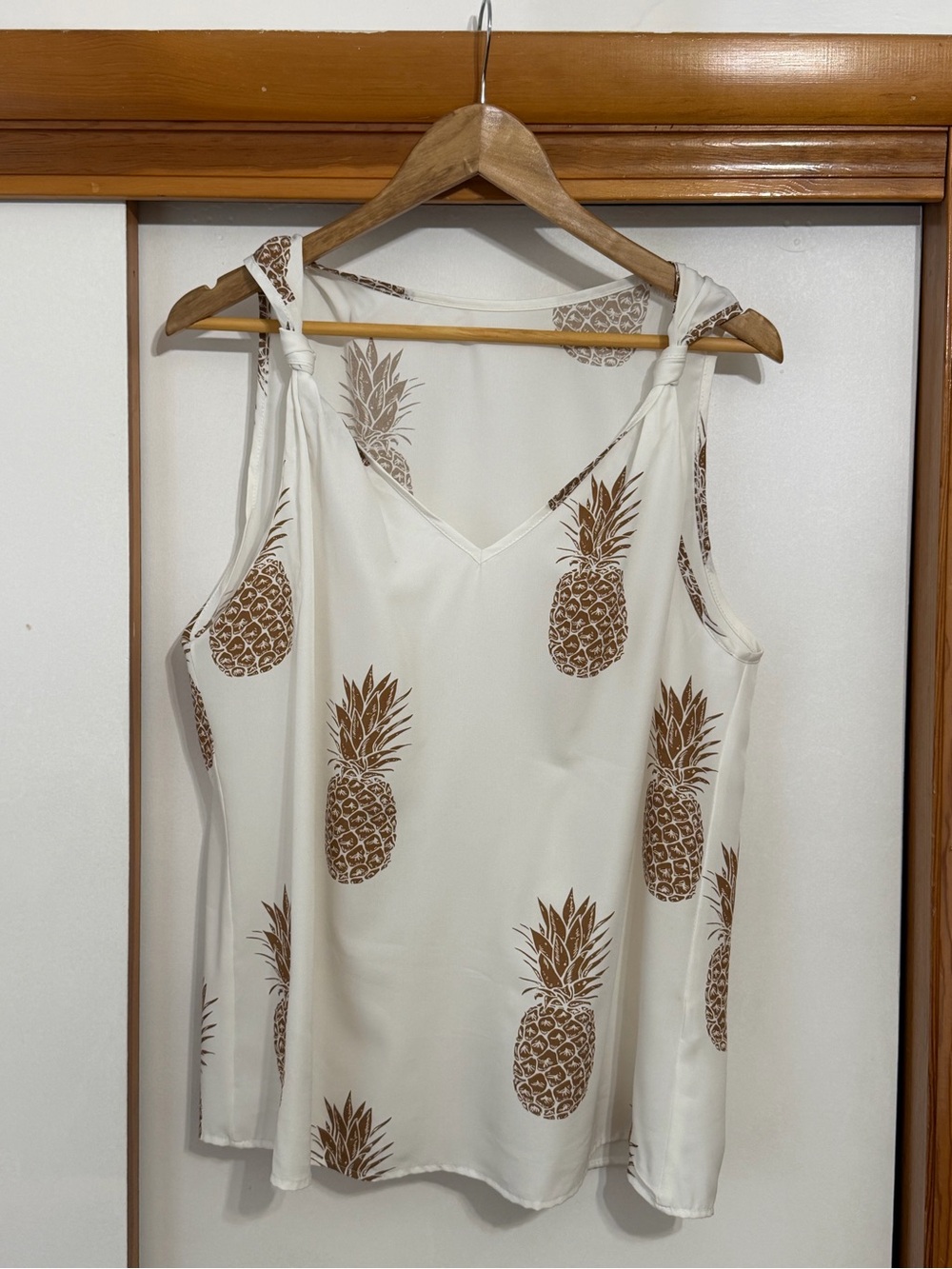 Sleeveless Pineapple Print V-Neck Tank Top - White/Gold